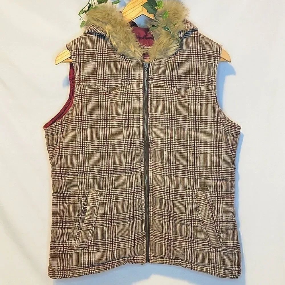 Vanity. Beautiful Vest. Size XL. Faux Fur Hood. Like New!